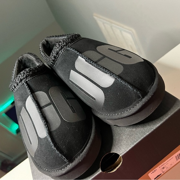 Men’s UGG slippers - Picture 2 of 13